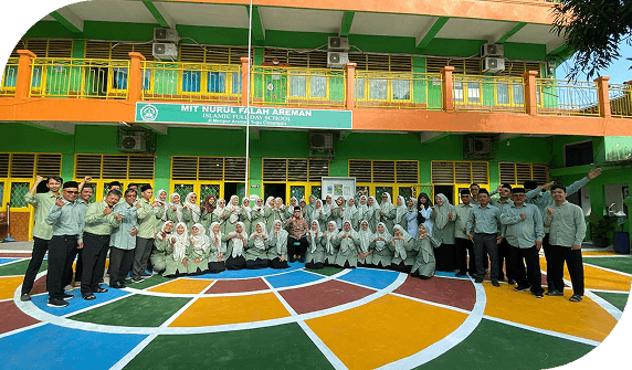 Siswa di halaman sekolah