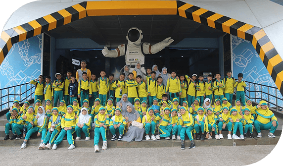 Siswa dalam seragam kuning